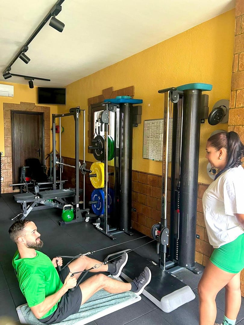 Te guiamos y te supervisamos durante las sesiones de entrenamiento, asegurándote que realizas los ejercicios de forma correcta y segura para maximizar los resultados y prevenir futuras lesiones.
